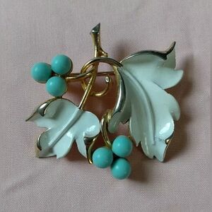 Vintage 60s Sarah Coventry PLACID BEAUTY grape brooch pin gold white blue enamel